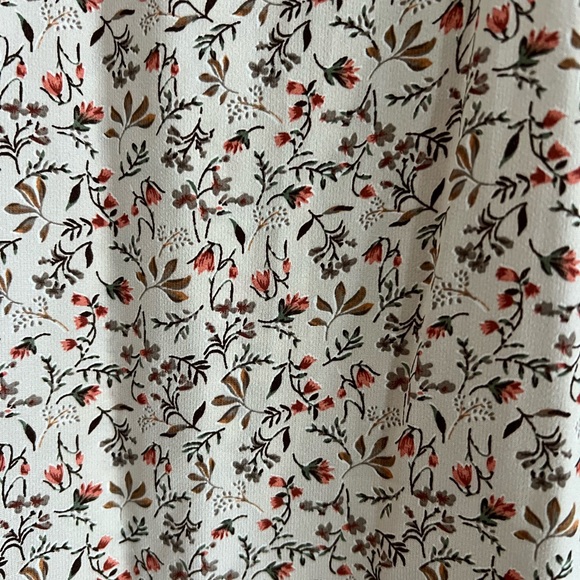 Elegant Floral V-Neck Blouse - Picture 3 of 3